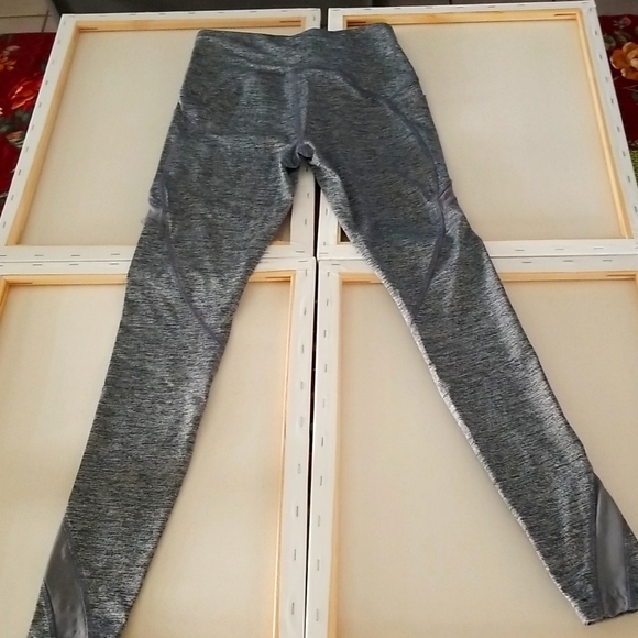 Grey leggings - Comfortable and stretchy- Great fit - Workout or chill - Picture 2 of 5